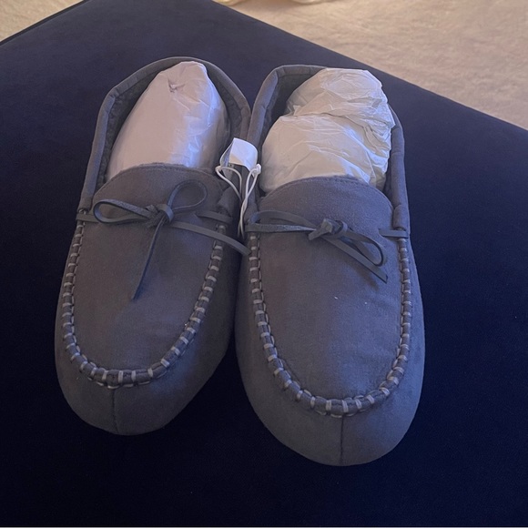 Old Navy Sherpa Lined Moccasin Slippers - Picture 4 of 6